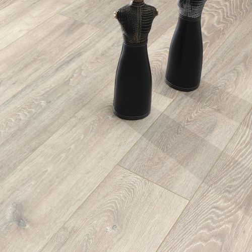 Colorado Oak 12mm Laminate Wooden Flooring - 1288 x 195 x 12 mm - 1.51 M2 Per box (21199)